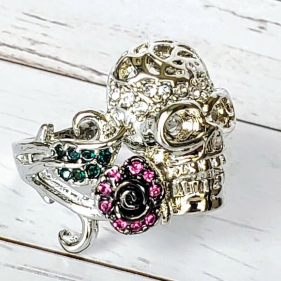 Rose & Skull Crystal Ring - Picture 3 of 6